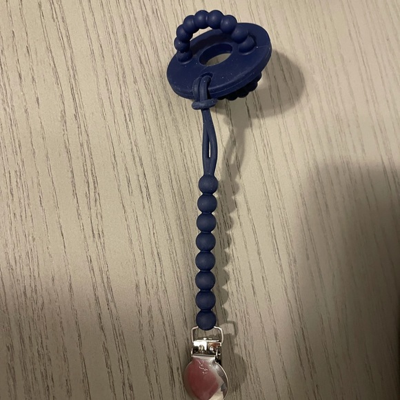 Navy Ryan & Rose navy blue teether with cutie clip - Picture 4 of 4